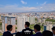 몽골을 국빈방문 중인 이재명 대통령이 7월 10일(현지 시간) 울란바타르 자이승 전망대에서 주변을 보고 있다.