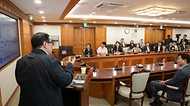 한성숙 국무총리가 7월 10일 서울 종로구 정부서울청사에서 열린 총리실 주요 간부 및 직원대상 인공지능(AI) 강연에 참석하고 있다.