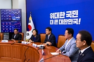 한성숙 국무총리가 7월 10일 국회를 방문해 더불어민주당 한병도 대표 직무대행 겸 원내대표와 면담하고 있다.