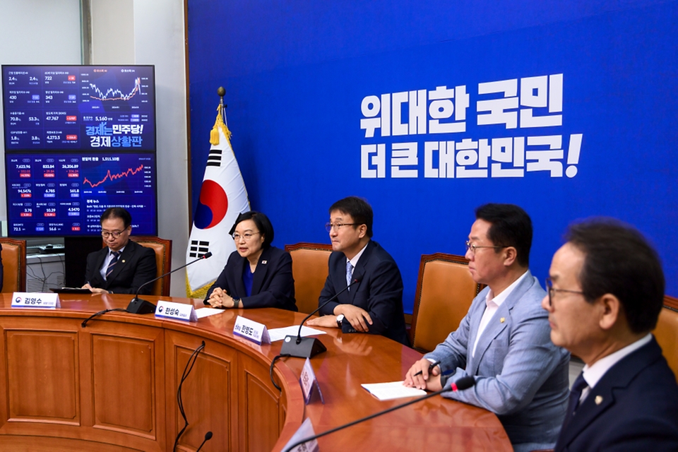 한성숙 국무총리가 7월 10일 국회를 방문해 더불어민주당 한병도 대표 직무대행 겸 원내대표와 면담하고 있다.