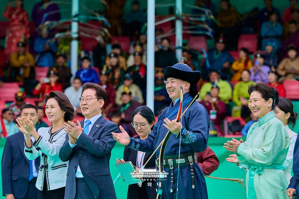 몽골을 국빈방문 중인 이재명 대통령과 김혜경 여사가 7월 11일(현지 시간) 울란바타르 나담축제장에서 전통 활 시범을 보고 있다.