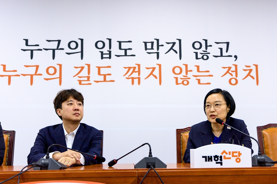 한성숙 국무총리가 7월 10일 국회에서 취임 인사차 개혁신당을 방문해 이준석 대표, 천하람 원내대표와 기념 촬영을 하고 있다.