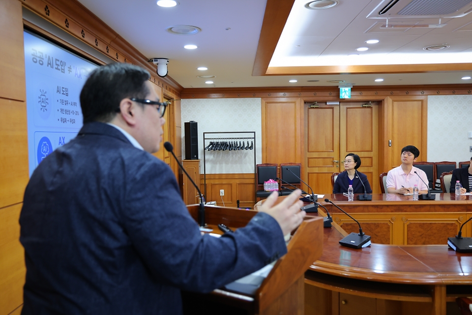한성숙 국무총리가 7월 10일 서울 종로구 정부서울청사에서 열린 총리실 주요 간부 및 직원대상 인공지능(AI) 강연에 참석하고 있다.