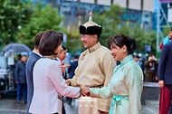 이재명 대통령과 김혜경 여사가 7월 11일(현지 시간) 몽골 울란바타르 국립체육경기장에서 열린 나담축제 개막식에서 오흐나 후렐수흐 대통령, 롭상도르지 벌러르체첵 여사와 인사하고 있다.