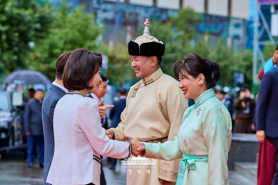 이재명 대통령과 김혜경 여사가 7월 11일(현지 시간) 몽골 울란바타르 국립체육경기장에서 열린 나담축제 개막식에서 오흐나 후렐수흐 대통령, 롭상도르지 벌러르체첵 여사와 인사하고 있다.