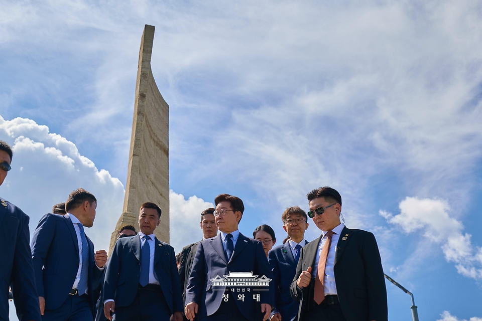 몽골을 국빈방문 중인 이재명 대통령이 7월 10일(현지 시간) 울란바타르 자이승 전망대에서 주변을 보고 있다.