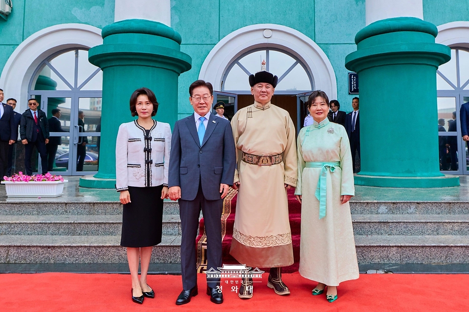이재명 대통령과 김혜경 여사가 7월 11일(현지 시간) 몽골 울란바타르 국립체육경기장에서 열린 나담축제 개막식에서 오흐나 후렐수흐 대통령, 롭상도르지 벌러르체첵 여사와 기념촬영을 하고 있다.