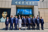 이재명 대통령이 7월 10일(현지 시간) 몽골 울란바타르 이태준 열사 기념관에서 기념촬영을 하고 있다.