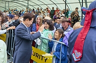 몽골을 국빈방문 중인 이재명 대통령과 김혜경 여사가 7월 11일(현지 시간) 나담축제가 열리고 있는 울란바타르 전통 활쏘기 경기장에서 시민들과 인사하고 있다.