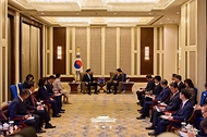 몽골을 국빈 방문 중인 이재명 대통령이 7월 10일(현지 시간) 울란바타르 한 호텔에서 냠오소르 오츠랄 총리와 면담하고 있다.