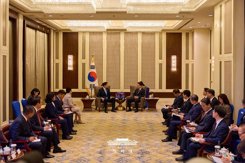 몽골을 국빈 방문 중인 이재명 대통령이 7월 10일(현지 시간) 울란바타르 한 호텔에서 냠오소르 오츠랄 총리와 면담하고 있다.