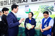 물가 현장점검에 나선 한성숙 국무총리가 7월 10일 서울 도봉구 하나로마트 창동점을 방문해 채소, 과일 등 판매대를 둘러보고 있다.