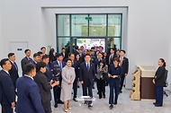이재명 대통령이 7월 10일(현지 시간) 몽골 울란바타르 이태준 열사 기념관에서 전시물을 보고 있다.