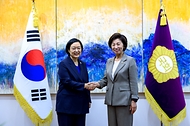 한성숙 국무총리가 7월 10일 국회에서 남인순 국회부의장과 면담 및 기념 촬영하고 있다.