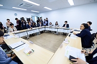 한성숙 국무총리가 7월 10일 모두의 생리대 시범사업 현장인 서울 광진구 구의2동 주민센터를 방문, 설치된 수동지급기를 살펴보고 있다.