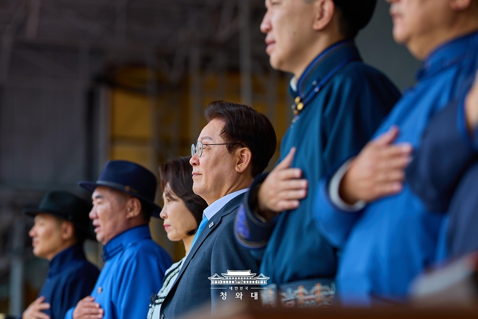 이재명 대통령과 김혜경 여사가 7월 11일(현지시간) 울란바타르 국립 체육경기장에서 열린 나담축제 개막식에 참석해 있다.