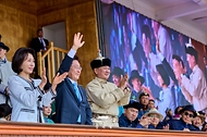 이재명 대통령이 7월 11일(현지 시간) 몽골 울란바타르 국립체육경기장에서 오흐나 후렐수흐 대통령과 나담축제 개막식 관람 중 손을 흔들고 있다.