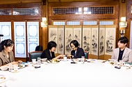 한성숙 국무총리가 7월 12일 서울 종로구 삼청동 총리공관에서 열린 적극행정 유공 포상자와 함께한 열린 브런치에 참석하고 있다.