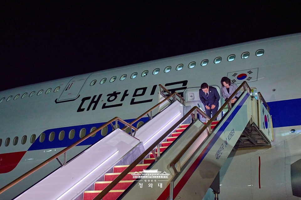 나토 정상회의와 몽골 국빈 방문을 마치고 귀국한 이재명 대통령과 김혜경 여사가 7월 11일 성남 서울공항에 도착한 공군 1호기에서 환영객들을 향해 인사하고 있다.