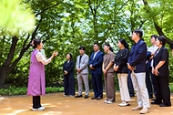 한성숙 국무총리가 7월 12일 서울 종로구 삼청동 총리공관에서 열린 적극행정 유공 포상자와 함께한 열린 브런치에 참석하고 있다.