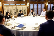 한성숙 국무총리가 7월 12일 서울 종로구 삼청동 총리공관에서 열린 적극행정 유공 포상자와 함께한 열린 브런치에 참석하고 있다.