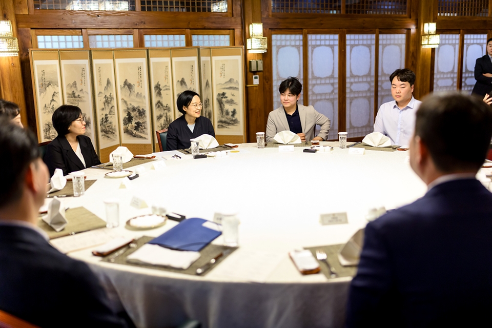한성숙 국무총리가 7월 12일 서울 종로구 삼청동 총리공관에서 열린 적극행정 유공 포상자와 함께한 열린 브런치에 참석하고 있다.