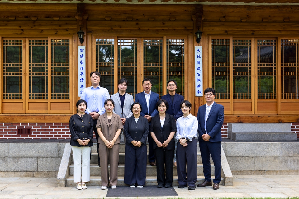 한성숙 국무총리가 7월 12일 서울 종로구 삼청동 총리공관에서 열린 적극행정 유공 포상자와 함께한 열린 브런치에 참석하고 있다.