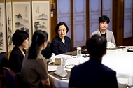 한성숙 국무총리가 7월 12일 서울 종로구 삼청동 총리공관에서 열린 적극행정 유공 포상자와 함께한 열린 브런치에 참석하고 있다.