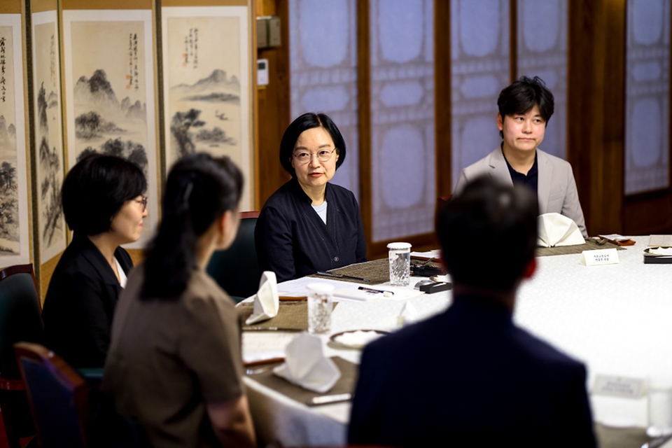 한성숙 국무총리가 7월 12일 서울 종로구 삼청동 총리공관에서 열린 적극행정 유공 포상자와 함께한 열린 브런치에 참석하고 있다.