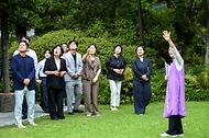 한성숙 국무총리가 7월 12일 서울 종로구 삼청동 총리공관에서 열린 적극행정 유공 포상자와 함께한 열린 브런치에 참석하고 있다.