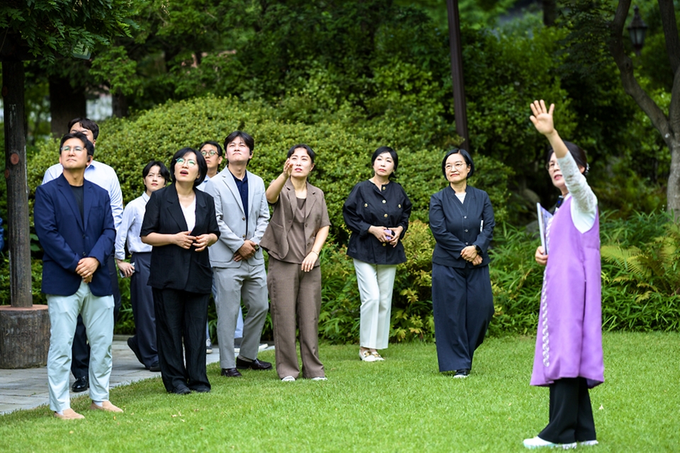 한성숙 국무총리가 7월 12일 서울 종로구 삼청동 총리공관에서 열린 적극행정 유공 포상자와 함께한 열린 브런치에 참석하고 있다.