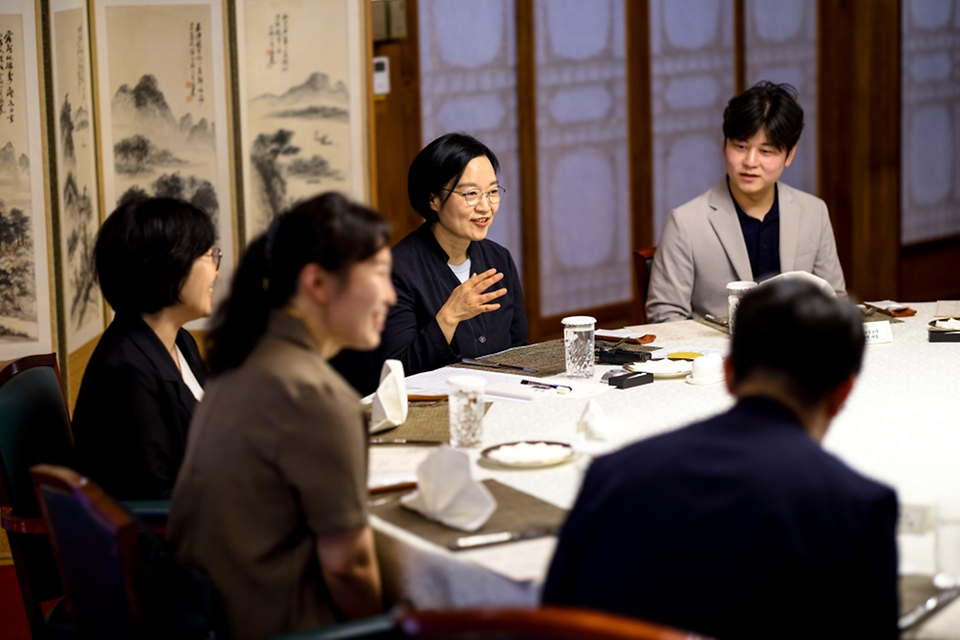 한성숙 국무총리가 7월 12일 서울 종로구 삼청동 총리공관에서 열린 적극행정 유공 포상자와 함께한 열린 브런치에 참석하고 있다.