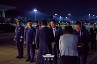 나토 정상회의와 몽골 국빈 방문을 마치고 귀국한 이재명 대통령이 7월 11일 성남 서울공항에서 환영나온 강훈식 비서실장과 인사하고 있다.
