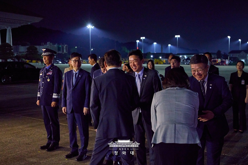나토 정상회의와 몽골 국빈 방문을 마치고 귀국한 이재명 대통령이 7월 11일 성남 서울공항에서 환영나온 강훈식 비서실장과 인사하고 있다.