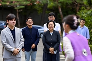 한성숙 국무총리가 7월 12일 서울 종로구 삼청동 총리공관에서 열린 적극행정 유공 포상자와 함께한 열린 브런치에 참석하고 있다.