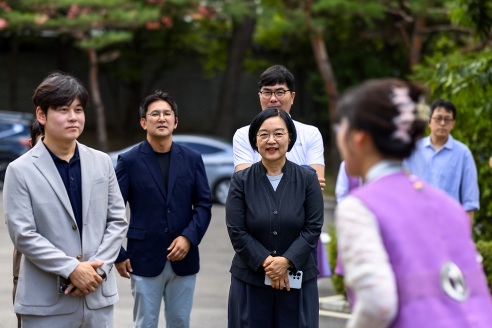 한성숙 국무총리가 7월 12일 서울 종로구 삼청동 총리공관에서 열린 적극행정 유공 포상자와 함께한 열린 브런치에 참석하고 있다.
