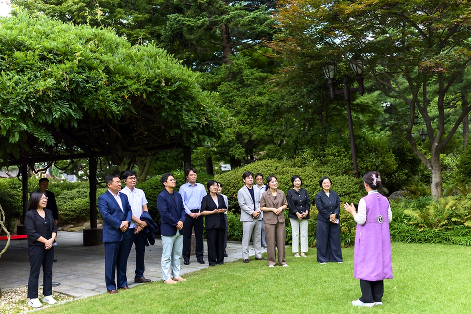 한성숙 국무총리가 7월 12일 서울 종로구 삼청동 총리공관에서 열린 적극행정 유공 포상자와 함께한 열린 브런치에 참석하고 있다.