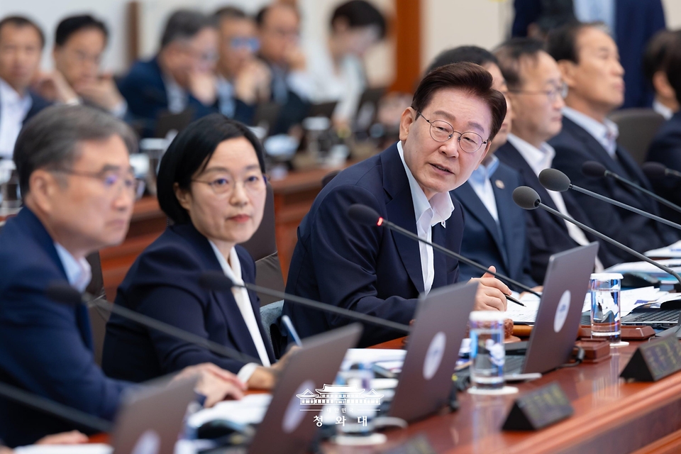 이재명 대통령이 7월 14일 청와대에서 열린 국무회의에서 발언하고 있다.