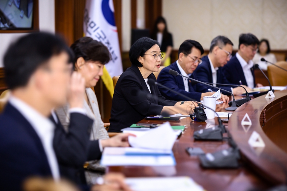 한성숙 국무총리가 7월 15일 정부서울청사에서 열린 비상경제점검회의에서 발언하고 있다.