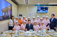 이재명 대통령이 7월 15일 청와대 여민관 구내식당에서 오찬 후 식당 직원들과 기념촬영을 하고 있다.