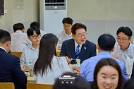 이재명 대통령이 7월 15일 청와대 여민관 구내식당에서 직원 격려 오찬을 하고 있다.