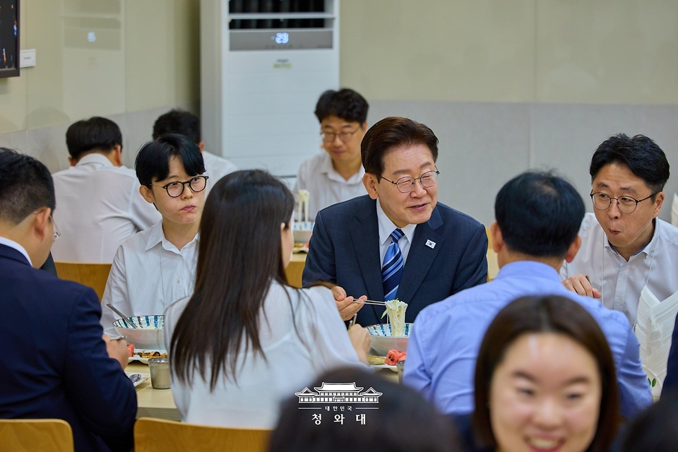 이재명 대통령이 7월 15일 청와대 여민관 구내식당에서 직원 격려 오찬을 하고 있다.