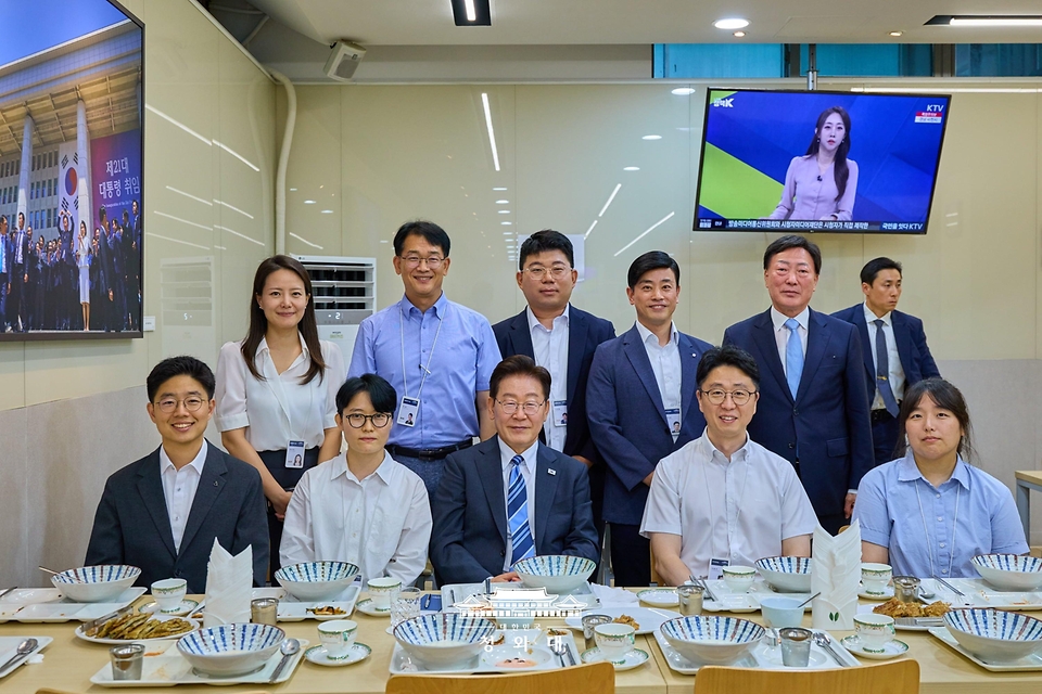 이재명 대통령이 7월 15일 청와대 여민관 구내식당에서 직원 격려 오찬 후 기념촬영을 하고 있다.