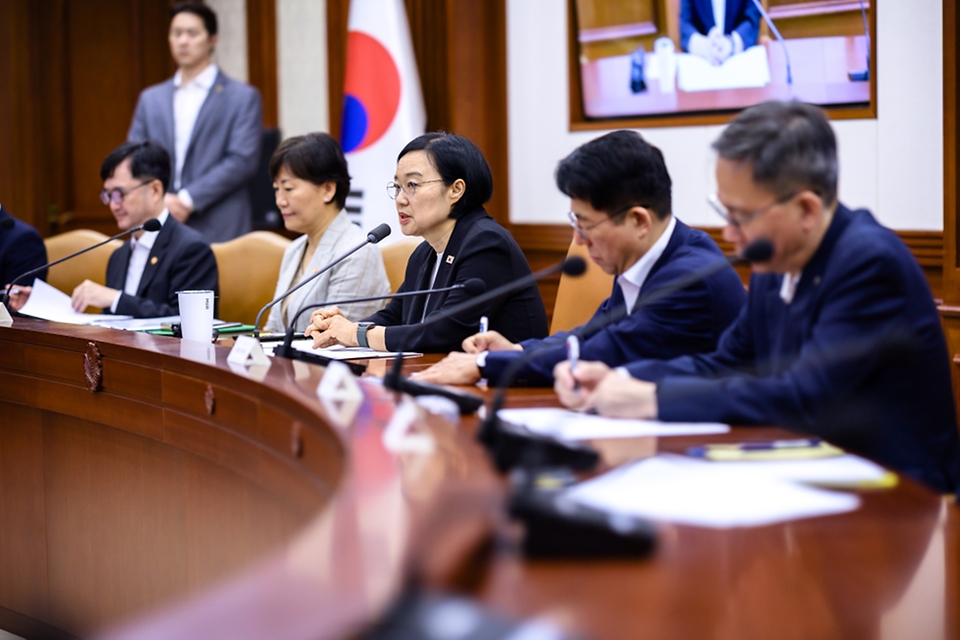 한성숙 국무총리가 7월 15일 정부서울청사에서 열린 비상경제점검회의에서 발언하고 있다.