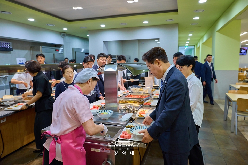 이재명 대통령이 7월 15일 청와대 여민관 구내식당에서 직원 격려 오찬을 하기 위해 식판에 음식을 받고 있다.