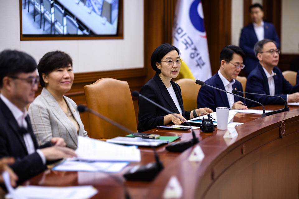 한성숙 국무총리가 7월 15일 정부서울청사에서 열린 비상경제점검회의에서 발언하고 있다.