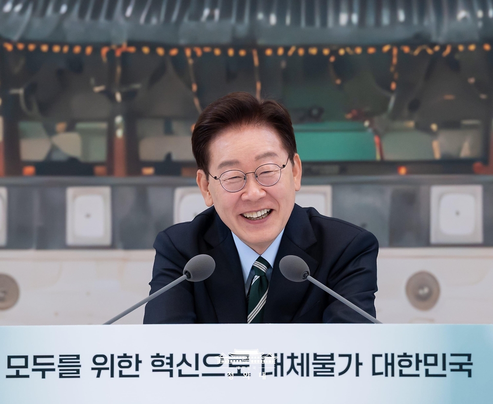 이재명 대통령이 7월 16일 청와대 영빈관에서 열린 과학기술정보통신부, 방송미디어통신위원회, 개인정보보호위원회 등에 대한 업무보고에서 발언하고 있다.