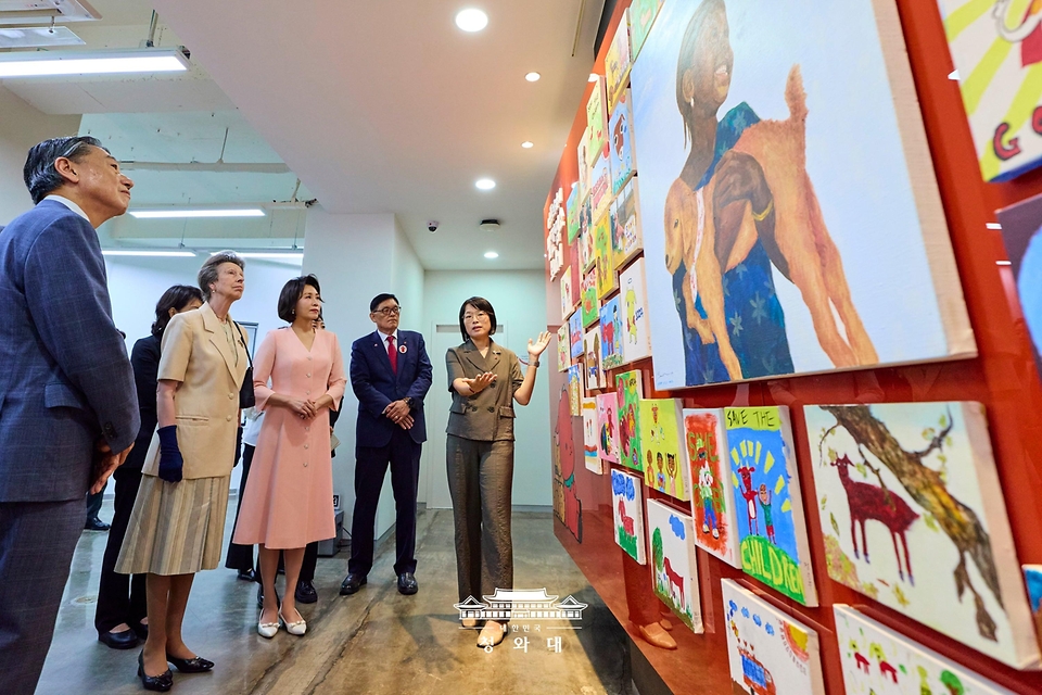 김혜경 여사와 영국 찰스 3세 국왕의 동생 앤 공주가 7월 15일 서울 마포구 세이브더칠드런 코리아에서 전시물 설명을 듣고 있다.