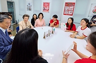김혜경 여사와 영국 찰스 3세 국왕의 동생 앤 공주가 7월 15일 서울 마포구 세이브더칠드런 코리아에서 활동가들과 간담회를 진행하고 있다.