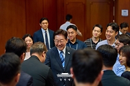 이재명 대통령이 7월 15일 청와대 춘추관을 방문해 출입기자들과 인사하고 있다.